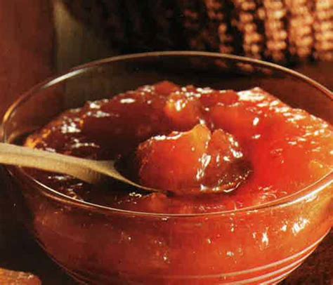 Cuocere le mele tagliate a pezzi con tutta la buccia in acqua fino a quando saranno diventate morbide (circa 35 minuti). Marmellata di mele cotogne grattugiate - Cucina Naturale
