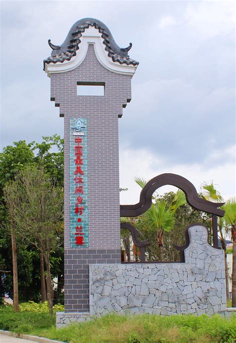 小职员阿池（黄又南 饰）于凌晨坐上了一辆由九龙旺角开网新界大埔的红色小巴士，车上有司机肥雪（林雪 饰）、义气大叔黄万发（任达华 饰）、神婆（惠英红 饰）、it男. 广东村标建筑大搜罗!你家乡上榜了吗？快来看哪个是你心中的最美