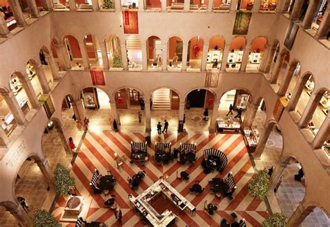Why shouldn't you sit at st. The restaurant AMO inside T Fondaco dei Tedeschi in Venice ...