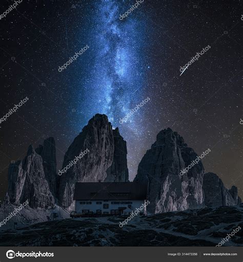 Impresionante Vía Láctea Sobre Cabaña Dreizinnen En Tre Cime Dolomitas