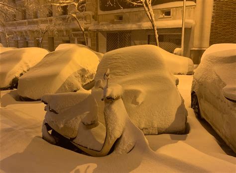 In einigen stadtbezirken liegen 20 bis 30 cm schnee. Madrid versinkt im Schnee
