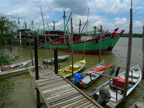 Most of the population work in the fishing industry, which is one of the biggest in malaysia. Men Lok Seafood @ Hutan Melintang, Perak | Motormouth From ...