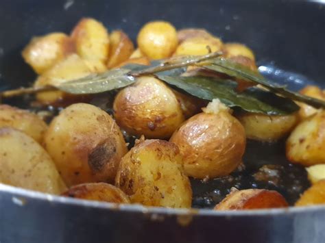 Pommes de terre nouvelles à lail et au laurier Recette de Pommes de
