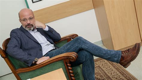Szerinte undorító a vagdalkozás az idősotthonok miatt, mert igenis bekerülhet a vírus, akárhány orvos teljesít ott. Zacher Gábor: a hatóságok ködösítenek a kínai vakcinával ...