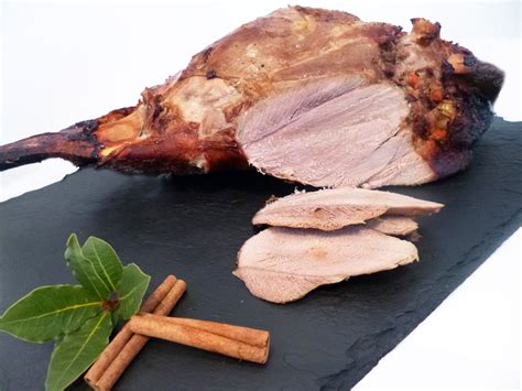 Cuissot de sanglier rôti au four