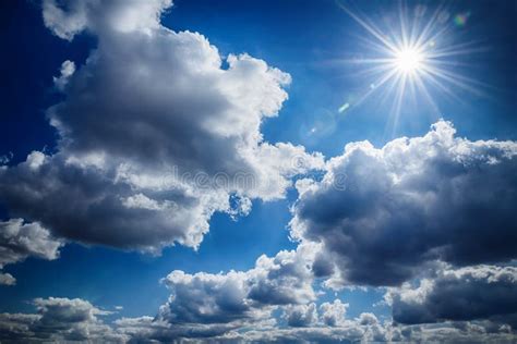 Blauer Himmel Mit Wolken Und Sonne Stockfoto Bild Von Farbe