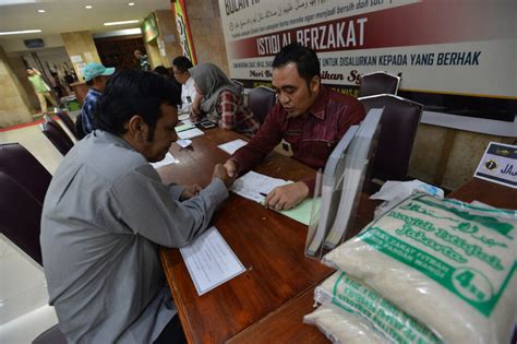 Tak hanya soal tata cara yang harus dilakukan sesuai pedoman, membayar zakat fitrah juga harus disertai niat. Tata Cara Zakat Fitrah Saat Pandemi, Bisa dari Rumah Lho ...
