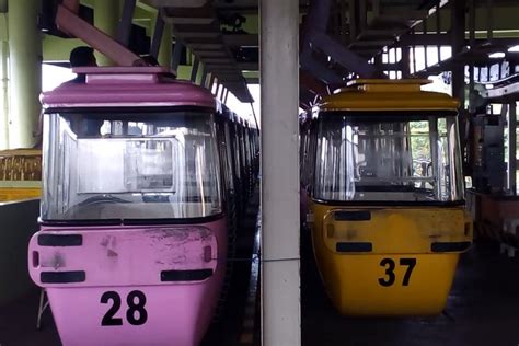 Teknologi kereta api gantung ini memang tidak banyak digunakan. Melihat Taman Mini Indonesia Indah dari Kereta Gantung