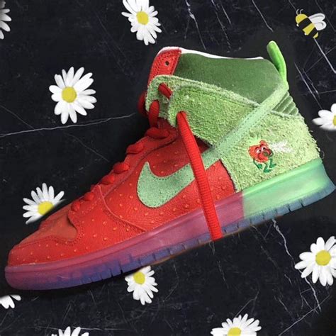 A coughing strawberry logo graces the lower ankles and insoles to further the theme while a translucent rubber midsole and outsole finish off the design. TODD BRATRUD × NIKE SB DUNK HIGH STRAWBERRY COUGHが4/20に海外発売予定