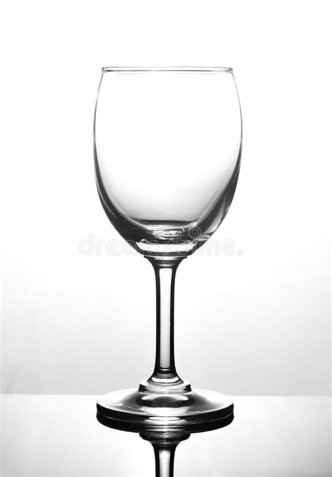 Silhueta De Um Copo De Vinho Cheio De água Ou Bebidas Alcoólicas Imagem