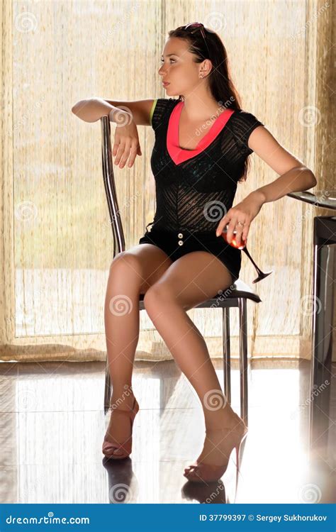 Brune Assez Aux Longues Jambes Image Stock Image Du Adulte Lacet 37799397