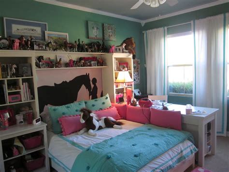 These fab horse themed bedrooms will definitely thrill your girls who are in love with beautiful galloping horses! Bedroom: Smooth Girls Horse Bedding For Unique Animals ...