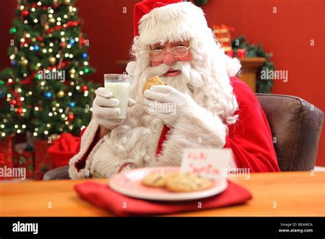Santa Claus Comer Galletas Con Un Vaso De Leche Fotografía De Stock Alamy