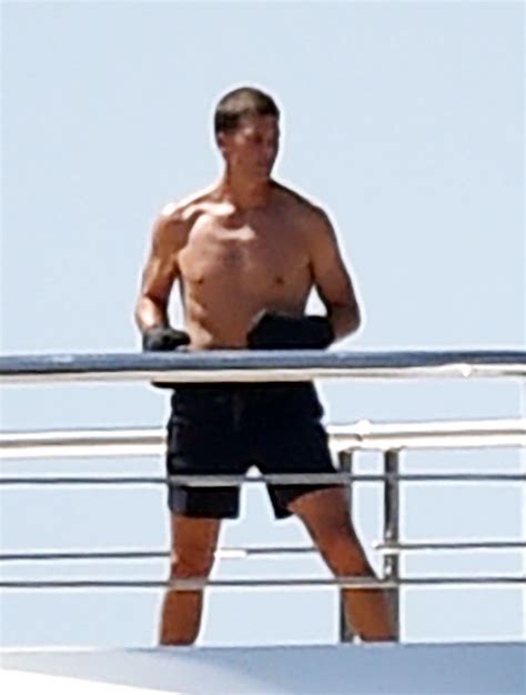 Trending Global Media Tom Brady Work Outs Shirtless During Trip With