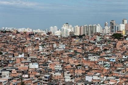 As favelas de são paulo estão montando esquemas alternativos, sem depender do poder público, para enfrentar a pandemia de coronavírus. One Dead, 200 Homes Destroyed in Sao Paulo Favela Fire ...