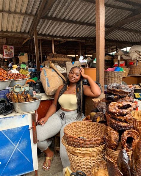 Sexy Ghanaian Slay Queen Selling Fishes Become Internet Sensation