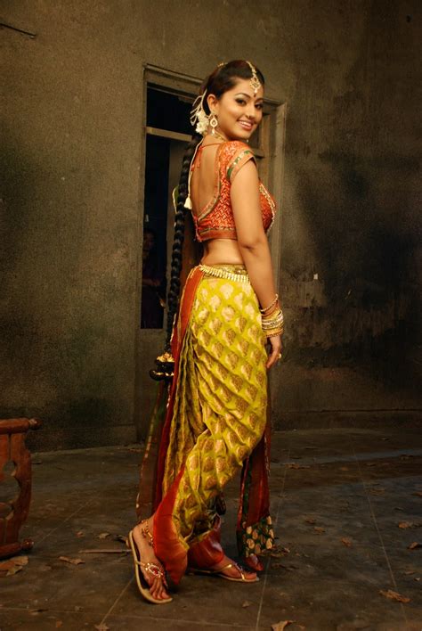Sexy South Indian Mallu Aunty Actress Sneha Hot Saree Pallu Drop Big