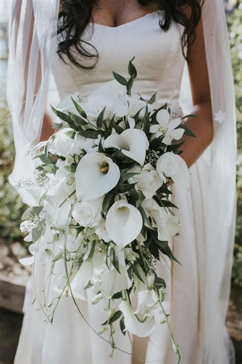 bouquet de mariée en cascade une forme tendance élégante et captivante lily bouquet wedding