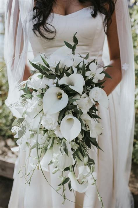 How to arrange a hand tied cascade wedding bouquet with permanent orchids. Bouquet de mariée en cascade: idées pour un look nuptial ...