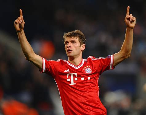 Discover everything you want to know about thomas müller: Thomas Müller - Knutschfoto mit seiner Lisa verzückt die ...