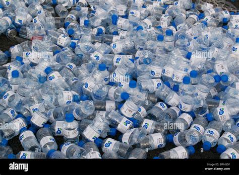 Botellas Vacías De Plástico En La Calle Fotografía De Stock Alamy