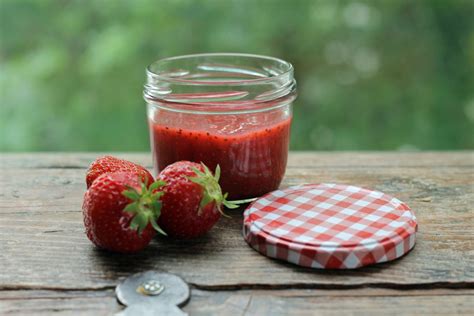 Gesunde Erdbeer-Chia-Marmelade ohne raffinierten Zucker - Projekt ...