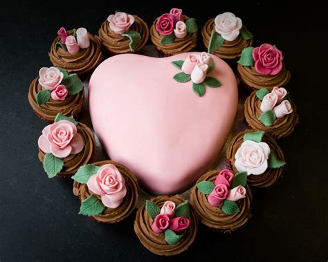 Valentine's day desserts including chocolate cake recipes, romantic treats with strawberries, rose cake pops, heart s'mores, love bug cupcakes and more! Valentine's Day cakes | Little Bird Bakery