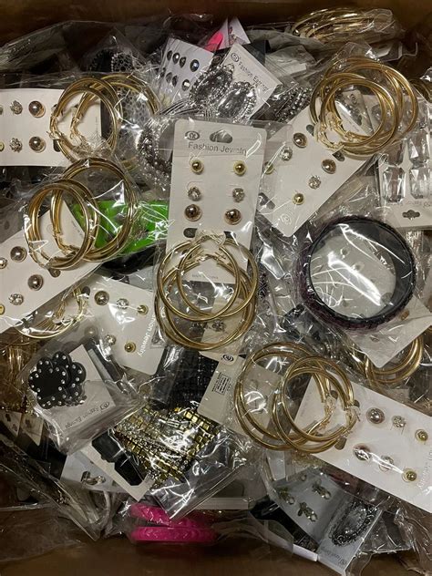 Wholesale Lot Of 2200 To 2500 Pieces Of Fashion Jewelry