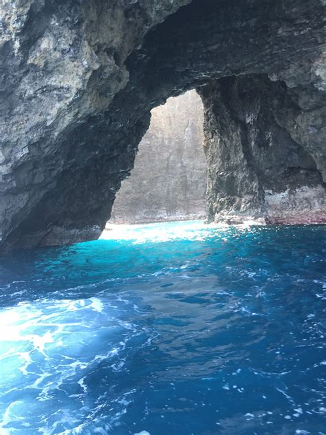 Exploring Sea Caves Along The Na Pali Coast Kauai Kauai Sea And