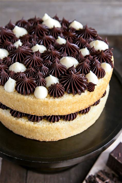 Pour filling over the crust and layer of bananas. Boston Cream Pie | Liv for Cake
