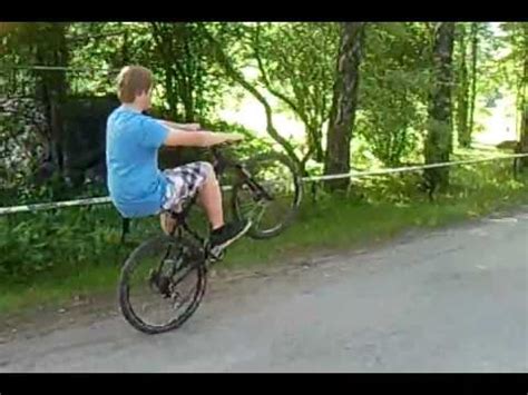 Performed by simply opening the throttle. Worlds longest wheelie on a bicycle - YouTube
