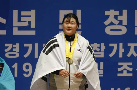 전진은 2회전을 넘어 3회전에 가깝게, 2.5회전 이상을 돌았다(!). 평양 다녀온 한국역도, "남남 같았다, 입국수속 때 라면 압수 ...