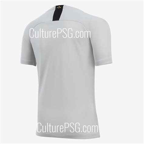 Le psg est désormais considéré comme un géant dans l'univers des équipes de foot en nombre de maillots vendus, avec des chiffres annoncés dépassant chaque saison le million d'exemplaires écoulé dans le monde entier. Club : Exclu Le maillot extérieur 2018/2019 du PSG en ...
