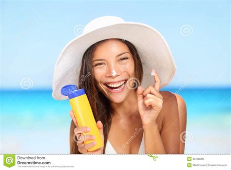Sunscreen Woman Applying Suntan Lotion Stock Image Image Of Ocean Block