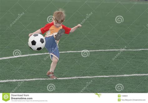 Am kommenden wochenende quietschen die schuhe. Das Kind - Fußballspieler Stockbild - Bild: 7498801