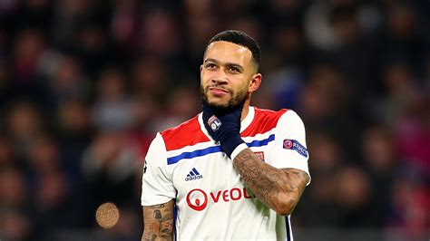 Football player at olympique lyon. Transfer news: Memphis Depay not at the level to play for a bigger club than Lyon, says Edmilson ...