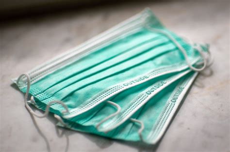 Mascherine traspiranti e filtranti realizzate in puro cotone 100%, con inserti elastici. Pronto il vademecum della Regione per le imprese che ...