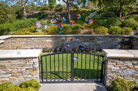 The gravesite is in the pacific view memorial park in corona del mar, california. View reported burial site Kobe Bryant Gianna Editorial ...