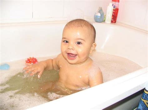 Never leave the toddler alone in the bathtub: Babies taking a bath (40 photos) - Izismile.com