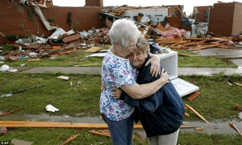 Kansas And Oklahoma Tornadoes Heartwarming Moment Woman Is Reunited
