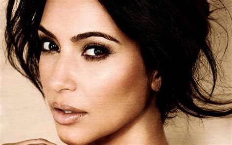 Kim Kardashian arma esquema para ser a última pelada da Playboy Pátio