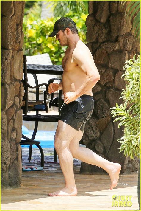 Chris Pratt Goes Shirtless Shows Off His Hot Body In Hawaii Photo