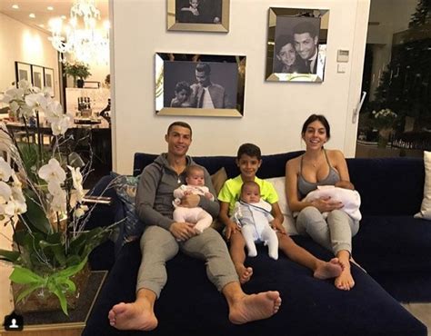 Cristiano ronaldo, ritratto di famiglia con georgina e i quattro figli