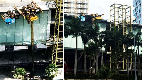 Lembaga hasil dalam negeri malaysia tidak bertanggungjawab terhadap sebarang kehilangan atau kerosakan yang dialami kerana menggunakan. Kren tapak pembinaan di Damansara Perdana tumbang | Free ...