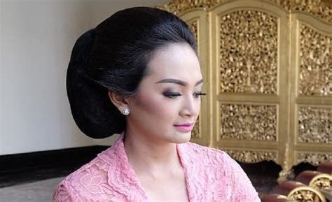 Cucuk sanggul dipakai satu kalung atau satu set lengkap terdiri papan daripada tiga, lima atau tujuh sebagai perhiasan di kepala. Cari Tahu 5 Jenis Sanggul Tradisional, Inpirasi Tatanan ...
