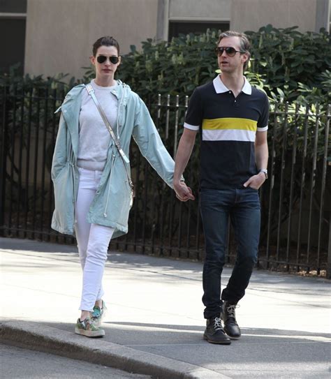 Vidéo Anne Hathaway Et Son Mari Adam Shulman à New York Le 2 Mai 2015
