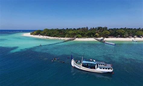 Karena jalanannya tidak rata dan banyak bebatuan serta masih tanah liat. Wisata Pantai Di Madura Gili Labak - Tempat Wisata Indonesia