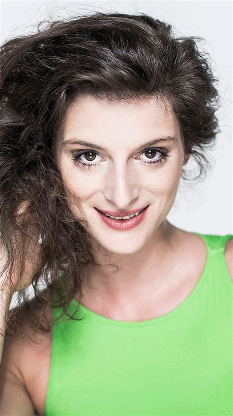 Ahogy akkoriban nevezték, a duchess, aki a századforduló idején a mai ferenciek terén álló ikonikus ikerpalotákat megálmodta, a legenda szerint még egy titkos bárt is építtetett a déli palota padlására, ahol fogadta vendégeit, a korabeli dekadens mozgalom tagjait. Jordán Adél - MaRecord Hangstúdió