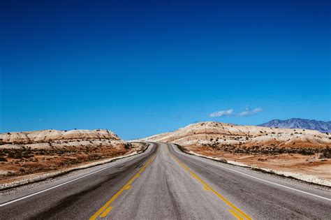 무료 이미지 경치 수평선 산 눈 하늘 사막 고속도로 아스팔트 드라이브 도로 여행 하부 구조 자연 환 경