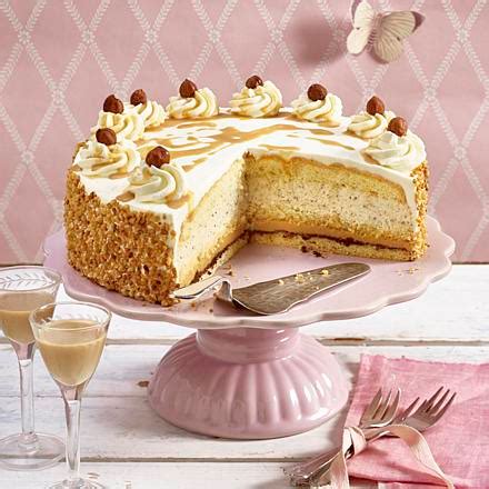 Wenn du baileys liebst, dann wird dich dieser kuchen definitiv umhauen, denn durch den leckeren sahnelikör wird der kuchen einfach. Baileys-Sahne-Torte mit Nüssen Rezept | Kuchen und torten ...